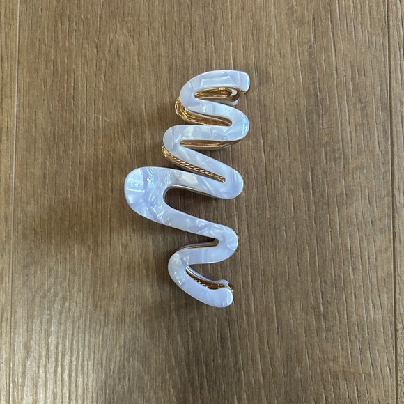 Elegant Gold and White Hair Clip - Picture 4 of 4